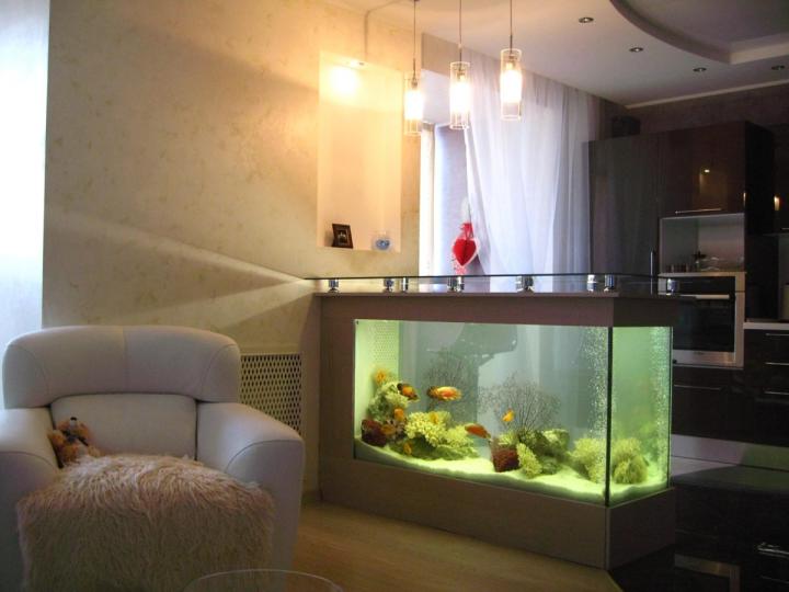 Большой аквариум в квартире